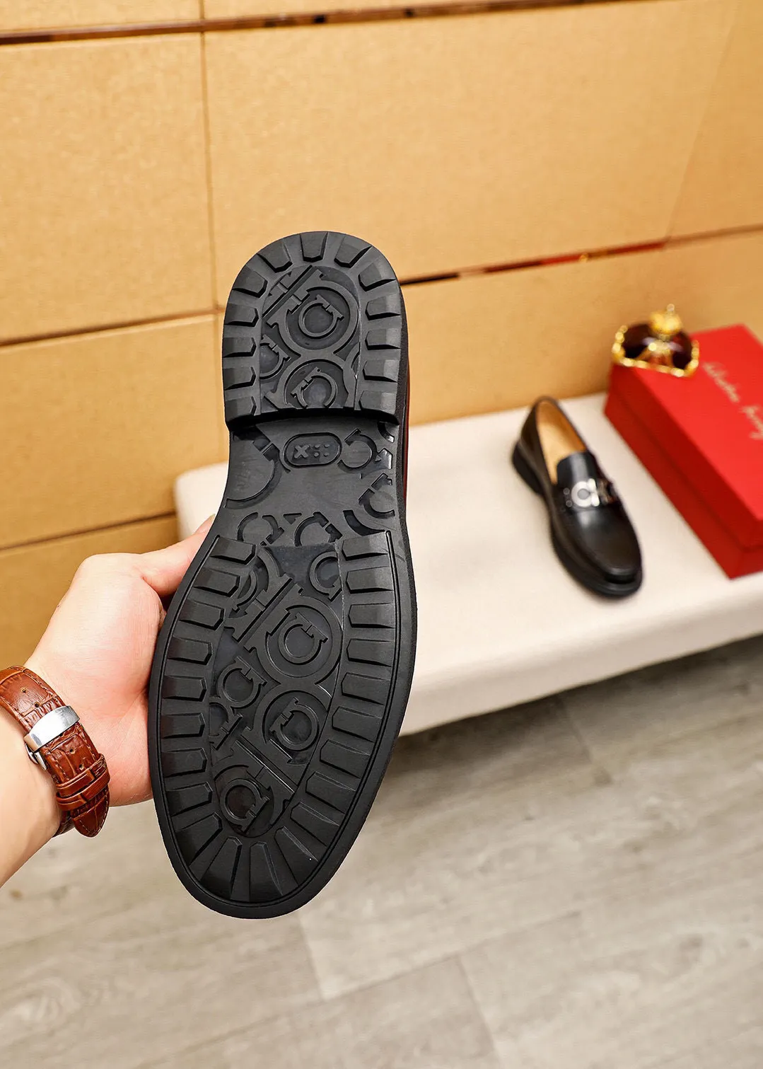Men's shoes 💰460 💐 Product trademark: Ferragamo "Ferragamo" casual leather shoes Regular size: 38-44 (45🉑️customized) Product materials: Selected imported first-layer calfskin upper + luxury hardware buckle, imported water-dyed cow leather lining. Strong three-dimensional visual effect, rubber outsole Color: 1⃣️color optional